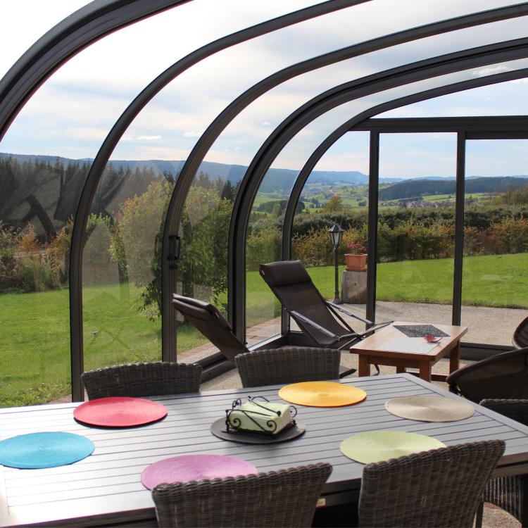 SAPHIR : abri de terrasse cintré coulissant vue panoramique de l'intérieur