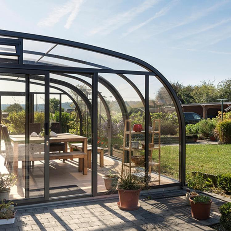 SAPHIR : Abri de terrasse vue de côté du modèle cintré de Vöroka
										