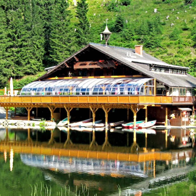 Abri de terrasse télescopique implanté sur une terrasse sur pilotis
										